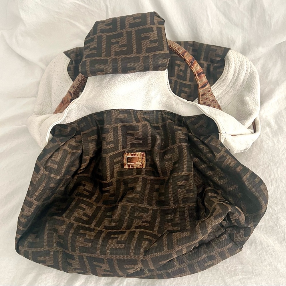 👑✅PRICE FIRM✅ Beautiful Large White and Brown Spy Bag - Picture 6 of 17
